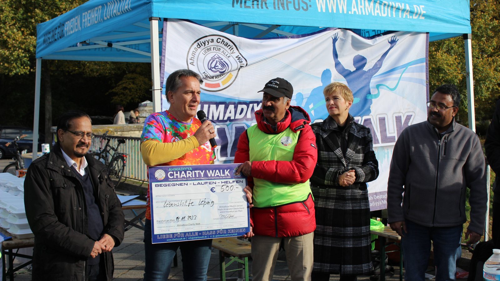 Torsten Hindemith, Aufsichtsratsvorsitzender des Lebenshilfe Leipzig e.V. bedankt sich bei den Organsiatoren des Charity Walks.