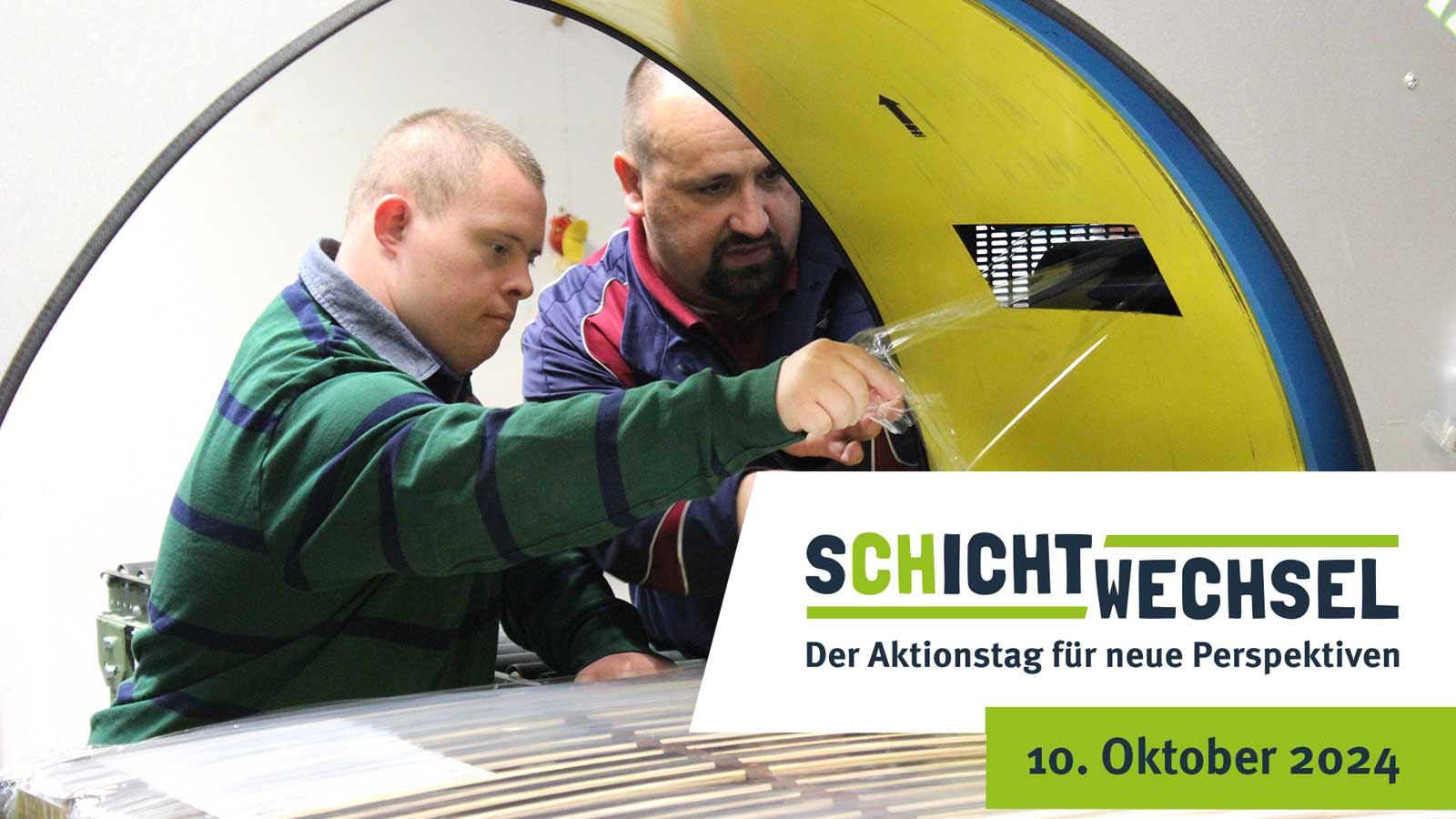 Eine Person mit Behinderung verpackt zusammen mit einem Betreuer einen Lattenrost mit Folie.